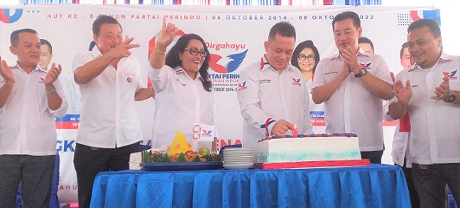 Ketua DPW Perindo Sumut Rudi Zulham Hasibuan didampingi sejumlah pengurus DPW antara lain Sekretaris J Donna Yulietta Siagian, Bendahara Januazir Chuwardi saat perayaan HUT ke-8 Partai Perindo di Kantor DPW Perindo Sumut, Sabtu (8/10/2022). (Foto Romulo Sinaga)
