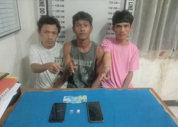 Ketiga pelaku, Riski Arianto Situmorang, Pandapotan Sianipar dan Reza Satria Lubis beserta barang bukti yang sudah diamankan