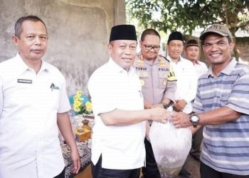 Wali Kota Tanjungbalai Serahkan Bantuan 20.000 Ekor Bibit Ikan Lele Ke Kelompok Bina Sejahtera Kelurahan Selat Tanjung Medan