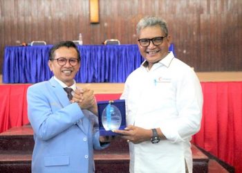 Rektor UHKBPNP bersama Martuani Sormin