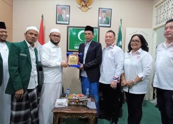 Dr. TGB Muhammad Zainul Majdi Ketua Harian Nasional DPP Perindo didampinggi Rudi Zulham Hasibuan, Ketua DPW Perindo Sumut dan pengurus saat bersilaturahmi dengan Pengurus Wilayah (PW) Al Jam'iyatul Washliyah Sumut yang diterima Ketua PW Al Jam'iyatil Washliyah Sumut, Dr. Dedi Iskandar Batubara. (Foto Romulo)