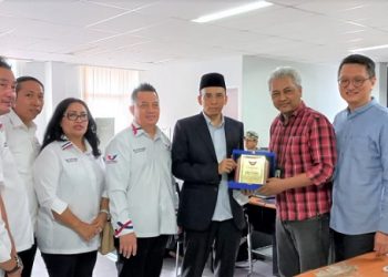 Ketua Harian Nasional DPP Partai Perindo TGB HM Zainul Majdi bersama jajaran pengurus DPW Perindo Sumut saat berkunjung ke Redaksi Harian Tribun Medan. (Foto Romulo)