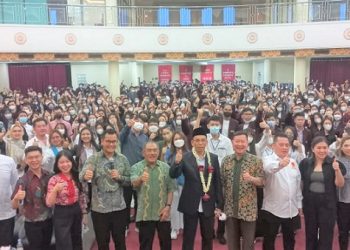 Dr Tuan Guru Bajang (TGB) Muhammad Zainul Majdi saat hadir di Institut Bisnis IT & B, Medan. (Foto Romulo)