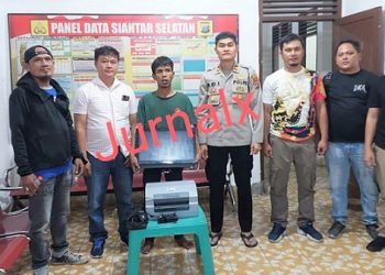 Pelaku Doni Pakpahan beserta barang bukti diapit Kapolsek Siantar Selatan IPTU Edi Tuahta Putra Saragih SH, MH bersama Kanit Reskrim IPDA Sahat Sinaga SH dan Unit Jahtanras Sat Reskrim Polres Siantar