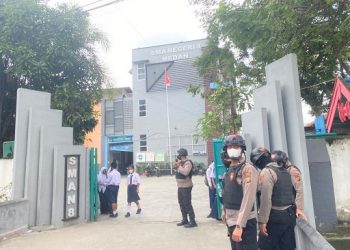 Personil Samapta Polrestabes Medan di SMA Negeri 8, Medan. (Foto Ist)