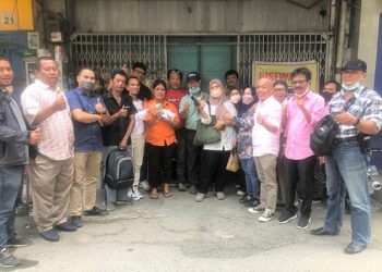 Wartawan menyerahkan bantuan kepada Marliana Sihotang/Mak Butet. (Foto Ist)