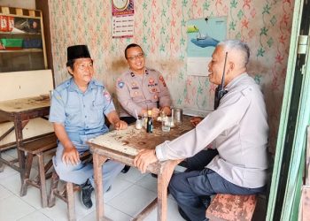 Kasat Binmas Polres Tanjungbalai AKP Eddy Siswoyo bersama Kanit Binkamsa Aipda Ivan Lendi melaksanakan pembinaan dan penyuluhan (Binluh) di warung kopi (Warkop) Pak Amir
