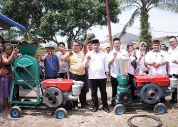 Pemkot Tanjungbalai Serahkan Bantuan Alat Mesin Pakan Ikan Kepada Pokdakan Dosroha Jaya
