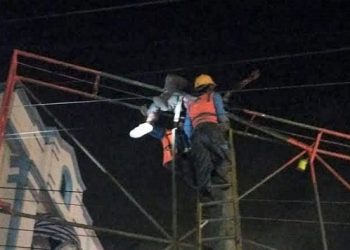 Korban yang tewas diatas baliho diturunkan petugas. (Foto Ist)