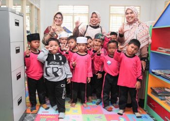 Wali Kota Siantar Susanti menyempatkan melihat Ruang Khusus Anak dan menyapa anak-anak TK yang sedang berkunjung ke Perpustakaan Sintong Binge
