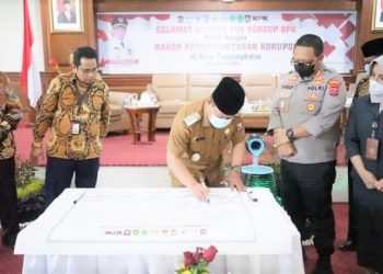 pembacaan dan penandatanganan komitmen pencegahan dan pemberantasan korupsi yang dipimpin Wali Kota Tanjungbalai Waris Tholib