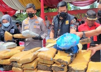 Kapolrestabes Medan Kombes Pol Valentino Alfa Tatareda, SH, SIK memberikan keterangan sebelum memusnahkan 84 Kg Ganja Untuk Dibakar. (Foto Ist)