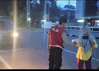 Personil Sat Samapta Polrestabes Medan memberikan nasi bungkus kepada pasukan melati Medan.Foto Ist