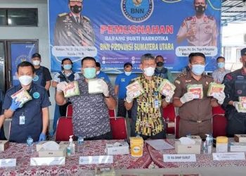 Kepala BNNP Sumut, Brigjen Pol Toga H Panjaitan memberikan keterangan terkiat hasil penangkapan kurir dengan barang bukti 21 kg sabu. (Foto Ist)