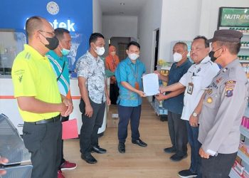 Kasatres Narkoba IPTU Reynold Silalahi bersama Kepala Dinas Kesehatan Dr. Ali Azhari dan Kepala Loka Badan POM Tanjungbalai Denny S Purba saat memberikan Surat Edaran disalah satu apotik