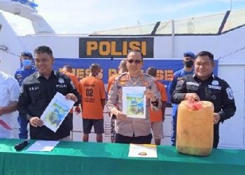 Kabid Humas Polda Sumut Kombes Hadi Wahyudi saat memberikan keterangan penangkapan perompak di Dit Polairud Polda Sumut. (Foto Ist)