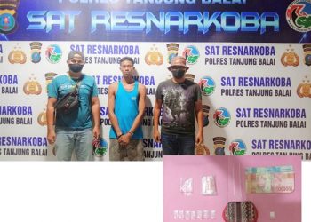 Pelaku S alias Anto diapit polisi dan barang bukti yang diamankan