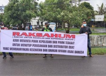 Puluhan massa tergabung dalam Rakyat untuk Keadilan dan Supremasi Hukum (Raksahum) aksi demonstrasi, di Kantor BPOM, di Jalan Willem Iskandar, Medan Estate, Deli Serdang. ( Foto Ist)