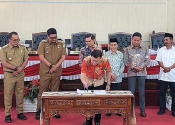 Ketua DPRD Medan Hasyim SE didampingi unsur pimpinan lainya bersama Wali Kota Medan, Boby Nasution di gedung dewan menandatangani Raperda Zonasi Aktivitas PKL . (Foto Ist)