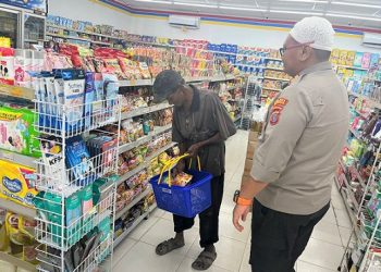 Kapolres Tanjung Balai AKBP Ahmad Yusuf Afandi SIK, MM mengajak seorang pemulung berbelanja kebutuhan rumah tangga di Mini Market