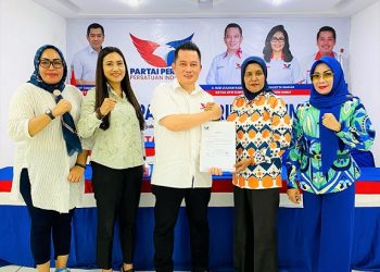 Ketua DPW Perindo Sumut, Rudi Zulham Hasibuan didampingi Wakil Ketua Bidang Pendidikan dan Kebudayaan Perindo Sumut, RR Sasmaya Hati menyerahkan mandat Ketua Kartini Perindo kepada Ade Rosda. (Foto Ist)