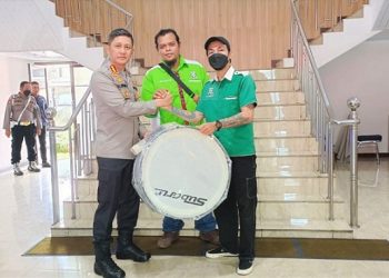Kapolrestabes Medan, Kombes Pol Valentino Alfa Tatareda saat memberikan drum band kepada suporter PSMS Medan. (Foto Ist)