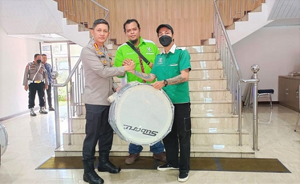 Kapolrestabes Medan, Kombes Pol Valentino Alfa Tatareda saat memberikan drum band kepada suporter PSMS Medan. (Foto Ist)