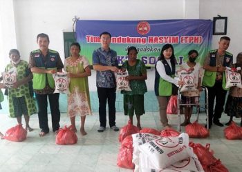Hasyim Ketu DPRD Medan bersama tim saat membagikan paket sembako dalam rangka menyambug Hari Raya Deepavali. (Foto Ist)