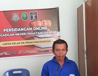 Terdakwa Sahat Agrianto Hutapea saat sidang online dari Lapas Kelas IIA Pematang Siantar