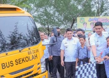 Bobby Nasution Wali Kota Medan saat launcing bus sekolah gratis di Sicanang