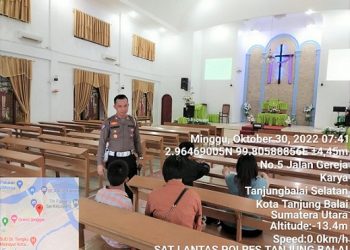 Kasat Lantas Polres Tanjungbalai AKP Hotlan Wanto Siahaan SHmelaksanakan Ibadah Minggu dan berkomunikasi dengan jemaat