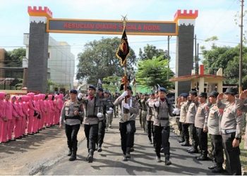 Pasukan Sat Brimob Polda Sumut menggelar longmarch pataka dalam rangka perpindahan Mako Sat Brimob. (Foto Ist)