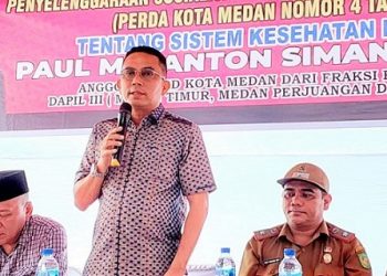 Anggota DPRD Medan, Paul Mei Anton Simanjuntak saat sosialisasi produk hukum Pemko Medan Perda No 4 Tahun 2012 tentang Sistem Kesehatan Kota Medan di Jl Pembangunan III Kelurahan Glugur Darat III, Kecamatan Medan Timu. (Foto Ist)