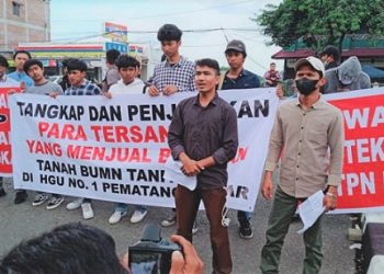 Aksi puluhan mahasiswa didepan halaman Polda Sumut untuk mendesak agar polisi menangkap mafia tanah di Siantar. (Foto Ist)