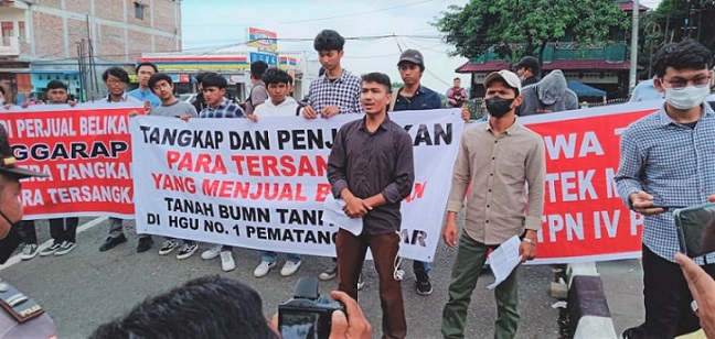 Aksi puluhan mahasiswa didepan halaman Polda Sumut untuk mendesak agar polisi menangkap mafia tanah di Siantar. (Foto Ist)