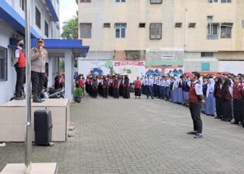 Polisi datangi salah satu sekolah dipimpin Kapolsek Medan Timur, Kompol Rona Tambunan. (Foto Ist)