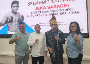 Jeka Saragih atlet MMA saat bertemu Gubsu, Edy Rahmayadi termasuk wartawan. (Foto Ist)