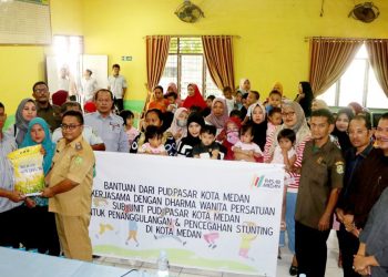 Suwarno Dirut PUD Pasar saat menyurkan bantuan penanganan stunting. (Foto Romulo). 
