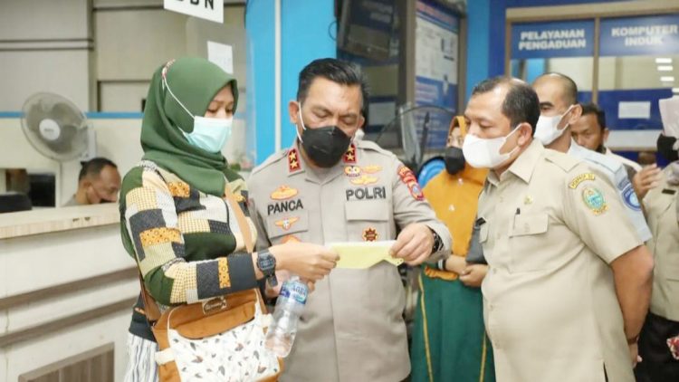 Kapolda Sumut, Irjen Pol RZ Panca Putra S meninjau Kantor Samsat Medan. (Foto Ist).