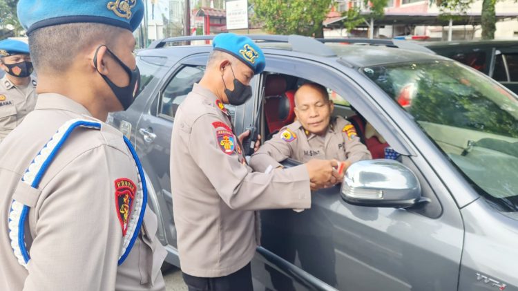 Propam Polrestabes Medan melakukan pemeriksaan kendaraan terkait dengan pekan displin. (Foto Ist)