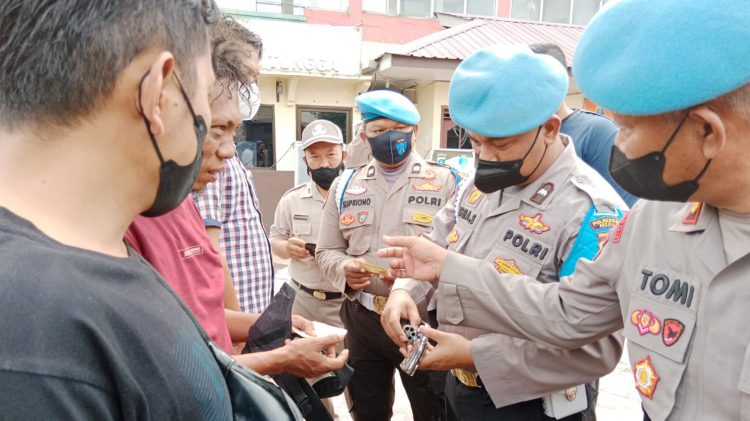 Personil Propam Polrestabes Medan lakukan operasi penegakan disiplin di Polsek Percut Sei Tuan. (Foto Ist).