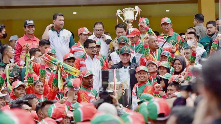 Gubsu Edy Rahmayadi saat menyerahkan
trofi kepada Walikota Medan Bobby Afif Nasution.Dimana Medan juara pertama
Porprov 2022. (Foto Ist)