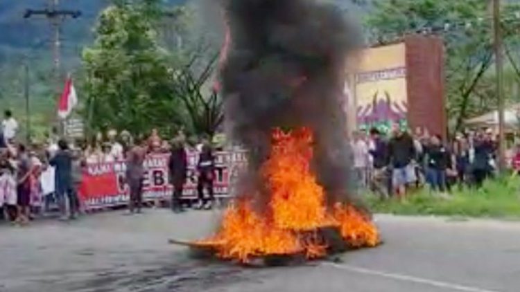 Aksi unjuk rasa dikawasan Bumi Perkemahan Sibolangit. (Foto Ist). 