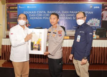 Kapolres Siantar AKBP Fernando SH, SIK saat menerima cenderamata dari Kepala Perwakilan Bank Indonesia Pematang Siantar, Teuku Munandar