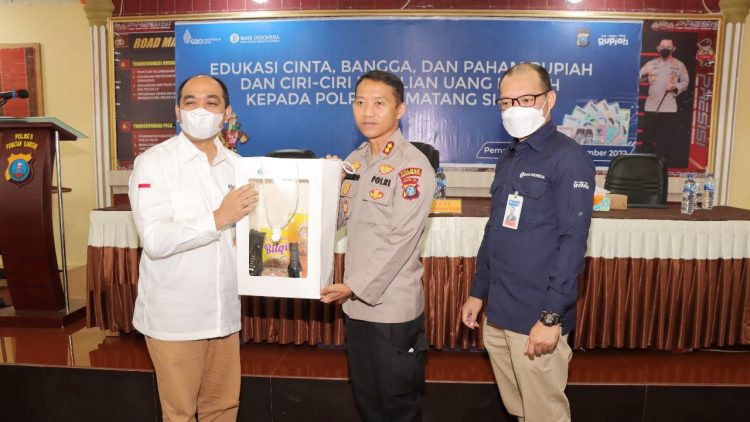 Kapolres Siantar AKBP Fernando SH, SIK saat menerima cenderamata dari Kepala Perwakilan Bank Indonesia Pematang Siantar, Teuku Munandar