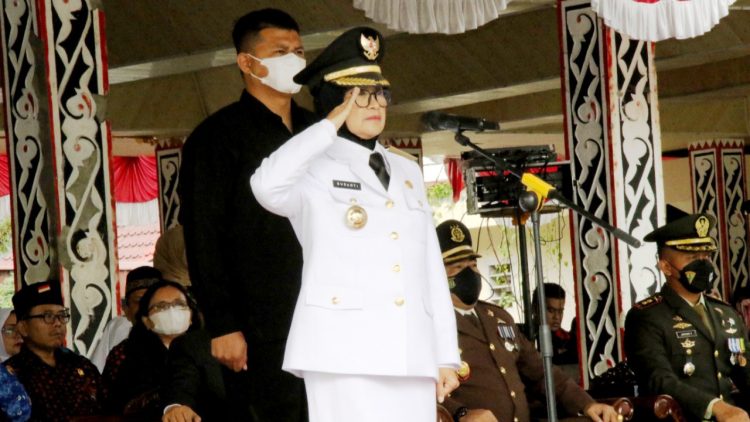 Wali Kota Siantar, dr. Susanti Dewayani SpA bertindak sebagai Inspektur Upacara (Irup) dalam Peringatan Hari Pahlawan tahun 2022