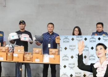 Tas MCM Palsu yang disita Subidt I/Indag Dit Reskrimsus Polda Sumut dan Sung-Joo Kim. (Foto Ist).