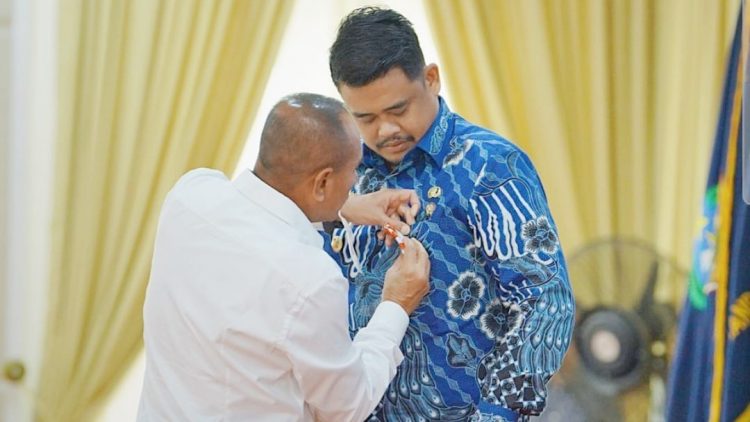 Gubernur Sumut berikan Lencana Penghargaan Produktivitas Siddhakarya Tingkat Provinsi Sumut Tahun 2022 kepada Wali Kota Medan, Bobby Nasution. (Foto Ist).