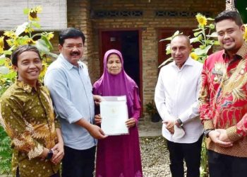 Menteri ATR/BPN Hadi Tjahjanto, Edy Rahmayadi Gubsu dan Bobby Nasution Wali Kota Medan menyerahkan sertifikat tanah ke warga Gang Trenggono. (Foto Ist)