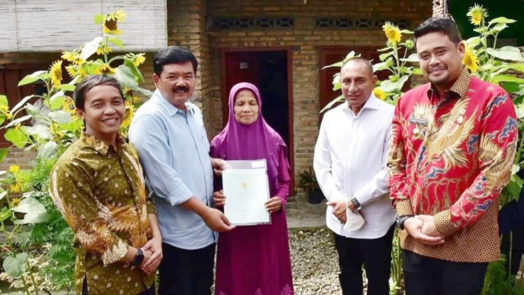 Menteri ATR/BPN Hadi Tjahjanto, Edy Rahmayadi Gubsu dan Bobby Nasution Wali Kota Medan menyerahkan sertifikat tanah ke warga Gang Trenggono. (Foto Ist)